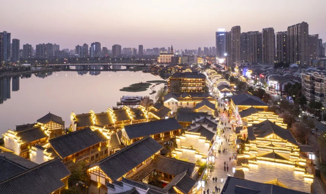 夜幕下的常德河街.jpg